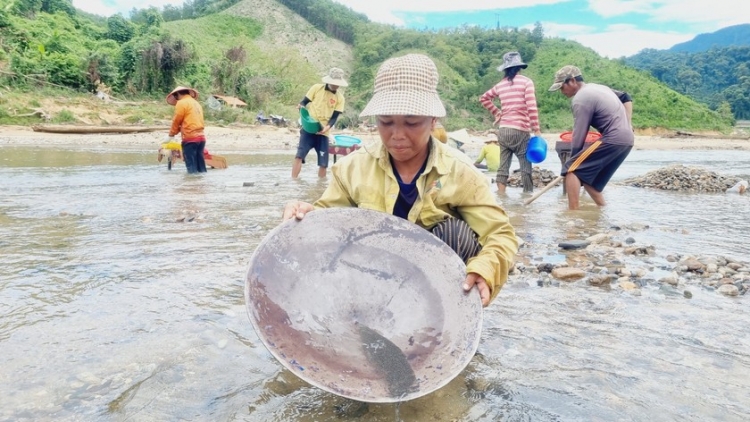 Phước Sơn (Quảng Nam): Váih cớ bhiệc bhrợ vàng sa khoáng cắh liêm crêê ooy cr'loọng a'bóc thuỷ điện