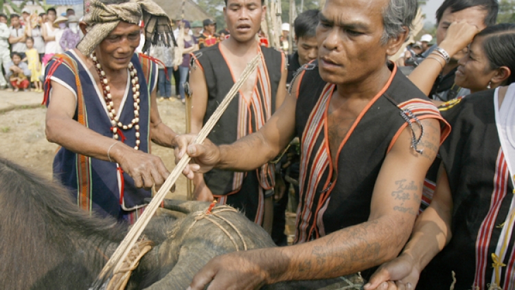 Sang  bơhiàn ờ niam bau kòn