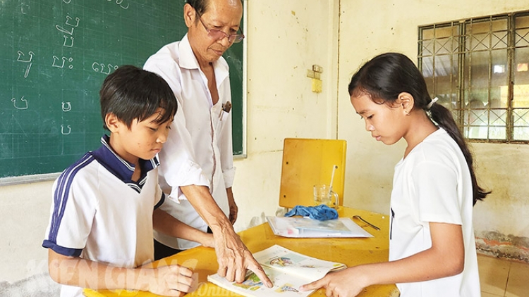 គ្រូបង្រៀនចំណាយពេលជាង២៣ឆ្នាំបង្រៀនអក្សរខ្មែរជូនកុមារ