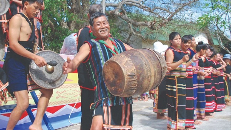 Vi yông ‘nhă kơ ba (Họ mời mình đến)