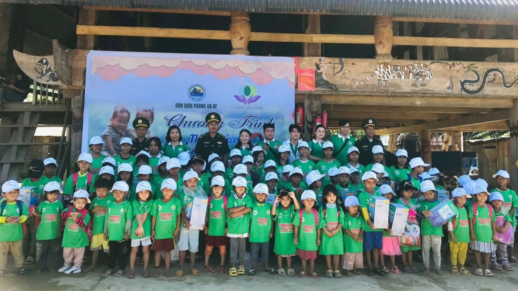 Đoọng 200 hun pr’hêl ha học sinh chr’val c’noong k’tiếc Ga Ry, chr’hoong Tây Giang (Quảng Nam)