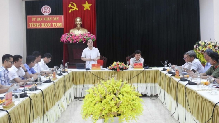 Hăn ôp uănh pah kan njrăng, n’gang trôk nar lơh ta Kon Tum