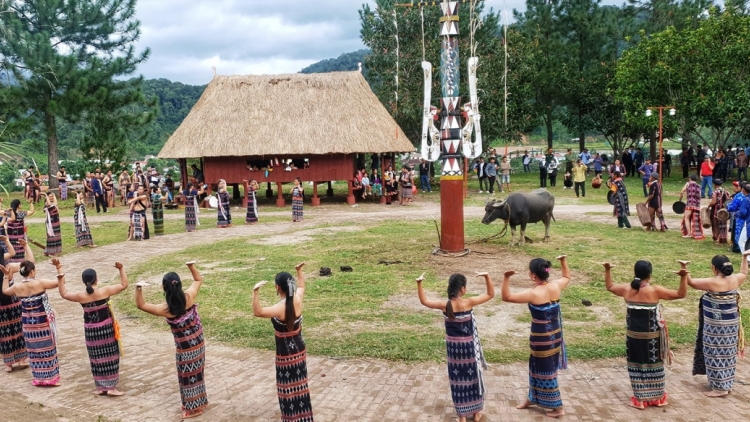 Tây Giang – Đợ bh’nơơn mă bơơn coh 20 c’moo