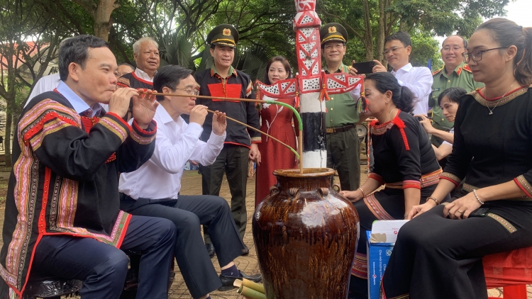 Phó Thủ tướng Cíñ phủ ồng Trần Lưu Quang tus bal Ngai chờ Jơh gùt làng bol sền gàr lơngăp lơngai Dà lơgar tàm càr Dăk Lăk