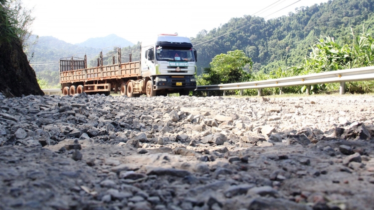 C’lâng lướt ooy cửa khẩu Nam Giang ma hư zớch hi lệêng 