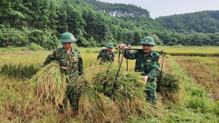 Bộ đội biên phòng pazum têy bhrợ pa dưr râu nhâm mâng coh zr’lụ c’noong k’tiêc