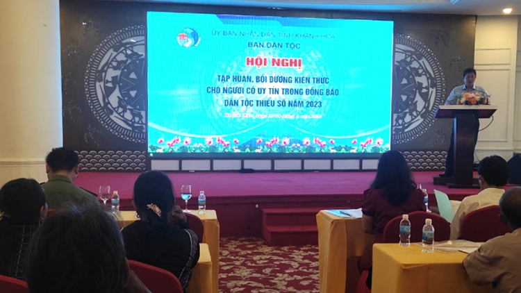 Pa choom c’năl đoọng ha k’nặ 100 cha năc manuyh vêy bấc ngai chăo coh đhanuôr acoon coh