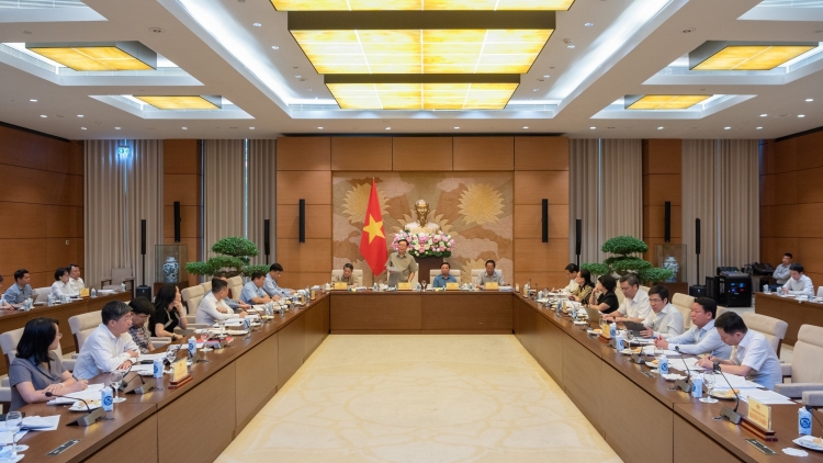 Kruanh Quốc hội Vương Đình Huệ pah kan đah Ủy ban Kinh tế bah Quốc hội mpeh du đêt nkô̆ khlay bah trong nchrăp Luật neh ntu (rgâl nkra)