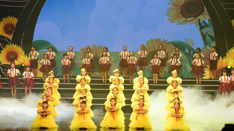 Chủ tịch Quốc hội Vương Đình Huệ pấh xa nay bh’rợ nghệ thuật chr’nắp “Nắng Ba Đình”