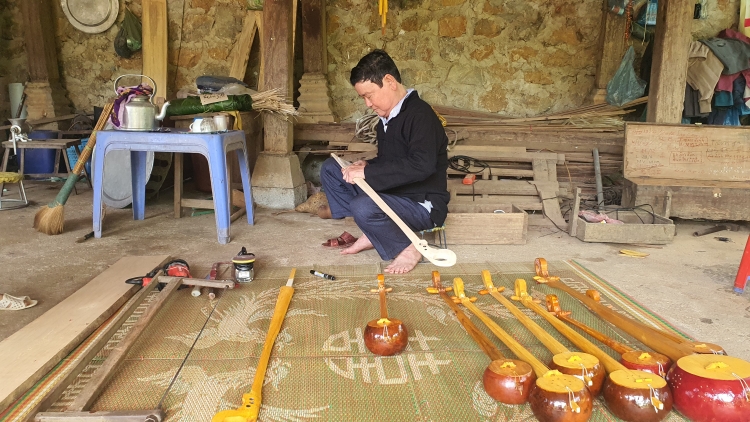 Nghệ nhân Điêu Chính Lả- Manuyh đớc xơơng zệt c’moo pa dưr râu pr’hay âng xa nul n’jưl tính tẩu âng đhanuôr Thái bhooc Sơn La