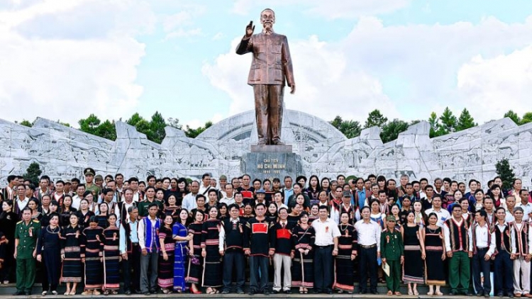 Làng bol Tây Nguyên pơn iờ să bơhiàn kac màng, kah ưn ngài Wa Hồ