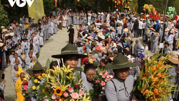 Bâc ơl đha nuôr lâng t’mooi ting pâh Bhiêc bhan Quán Thế Âm núi Tứ Tượng (Huế)