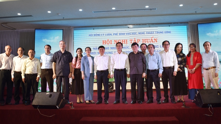 Hội đồng Lý luận phê bình văn học nghệ thuật Trung ương ƀư kơi năp nti ta Dak Lak