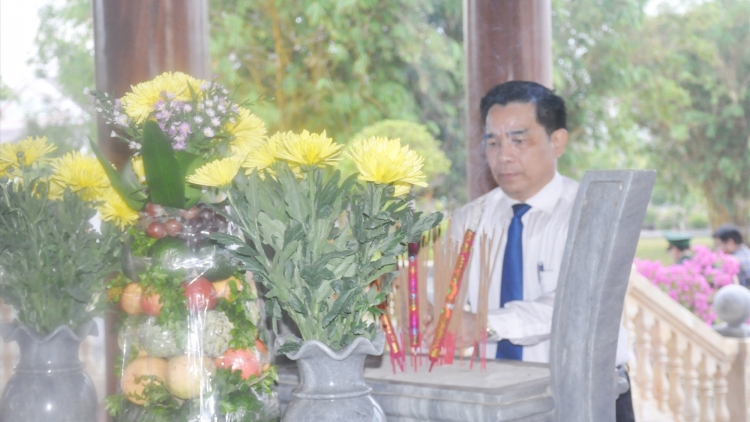 Bh’cộ tỉnh Quảng Nam bắt hương hay k’noọ Anh hùng liệt sĩ, amế Việt Nam anh hùng ta lưm g’lúh Quốc khánh 2/9