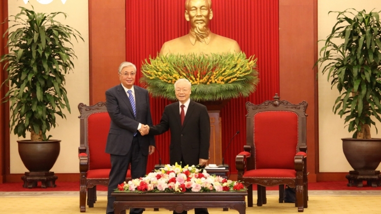 Khua gĭt gai Đảng Nguyễn Phú Trọng drông čhưn Khua mil čhil Kazakhstan