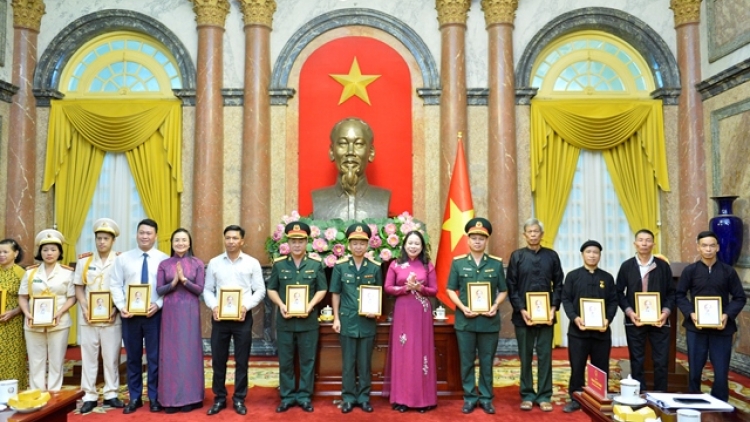 Groi kruanh dak Võ Thị Ánh Xuân tâm mâp mpôl đại biểu ăp nuĭh ntoh lư ta n’gor Lào Cai 