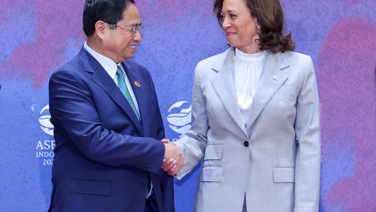 Thủ tướng teh đak Phạm Minh Chính tơƀơ̆p hăm Phŏ kơdră tơm teh đak Mi Kamala Harris