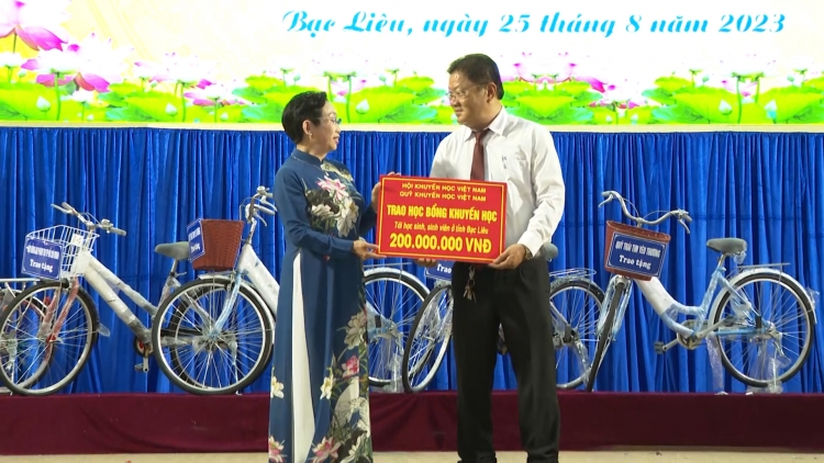 កម្មវិធីជួយឧបត្ថម្ភសិស្ស និស្សិតក្រីក្របានទៅសាលារៀននៅខេត្តបាកលីវ