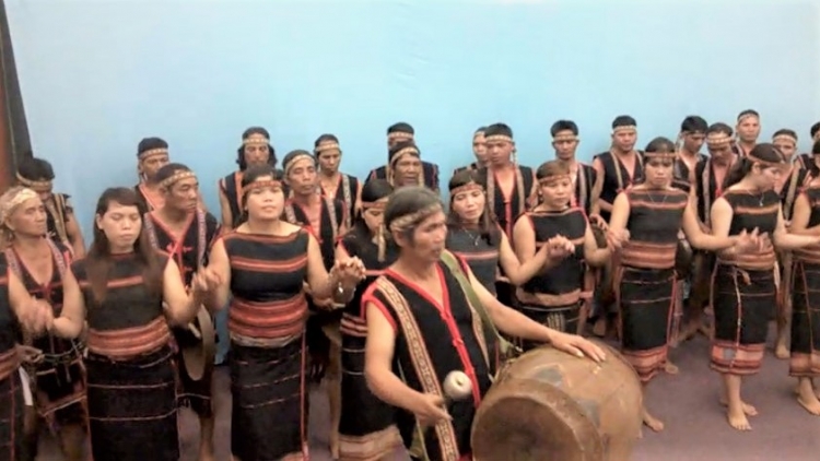 Nghệ nhân Rơchom Nha mĭn rvê mpeh nău nkoch N’drong.