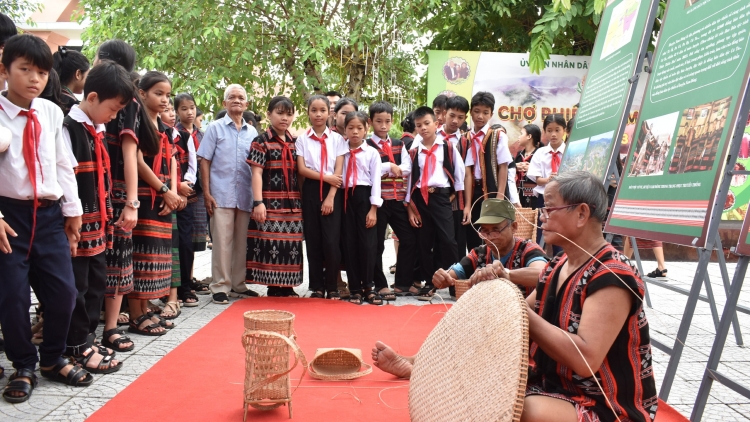 Chr’hoong Nam Đông (Thừa Thiên Huế): P’cắh k’cir văn hoá âng đhanuôr acoon cóh pa zưm lâng pa dưr pa xớc du lịch