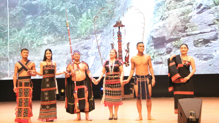 Tơợp bhrợ T’ngay bhiệc bhan Văn hóa zập k’bhuh acoon coh miền Trung g’luh IV