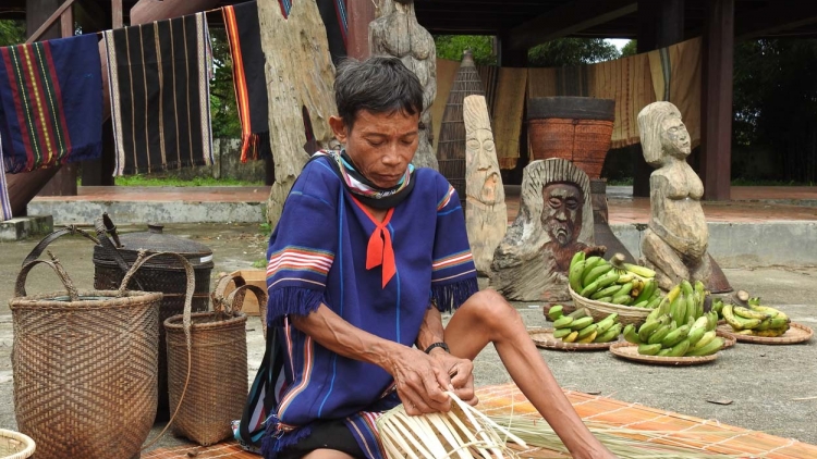 Kon Tum pôk pơ ư hơnăn nghệ nhân chĕp răk păng tơ ƀăk mong tơdrong jang joăt joe đơ̆ng sơ̆