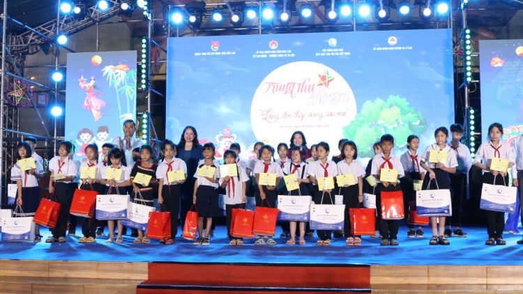 Phó Củ tịc lơgar mò Võ Thị Ánh Xuân chờ gờm satềp Trung thu mờ kơnòm dềt càr Dăk Lăk