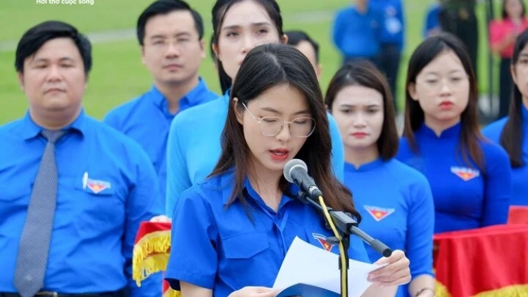 Pa đơp đoọng huy hiệu Ta đhâm c’mor liêm choom xay bhrợ cơnh p’rá xa nay p’too pa choom âng Ava Hồ đhị Quảng trường Ba Đình