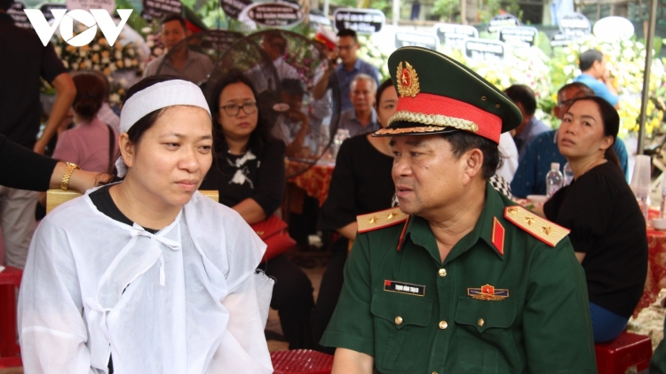 Chủ tịch Nước cher Huân chương Dũng đoọng ha Trung tá Trương Hồng Kỳ