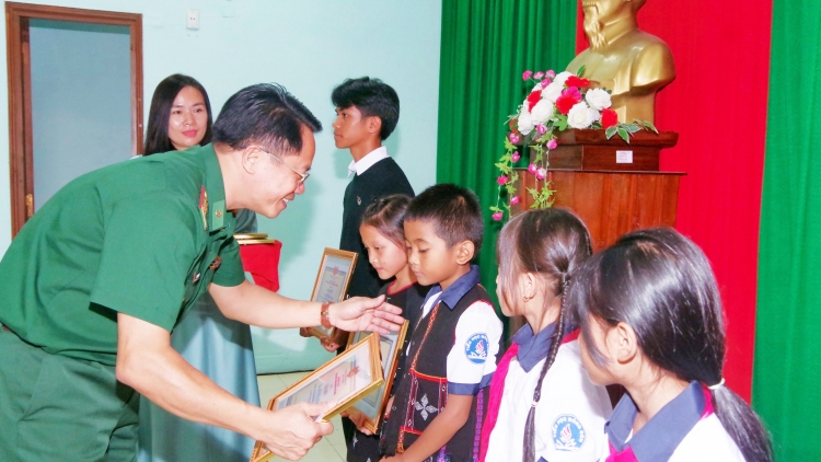 Haanh deh học sinh z’lâh zr’năh k’đhap học tập coh zr’lụ c’noong k’tiêc Thừa Thiên Huế