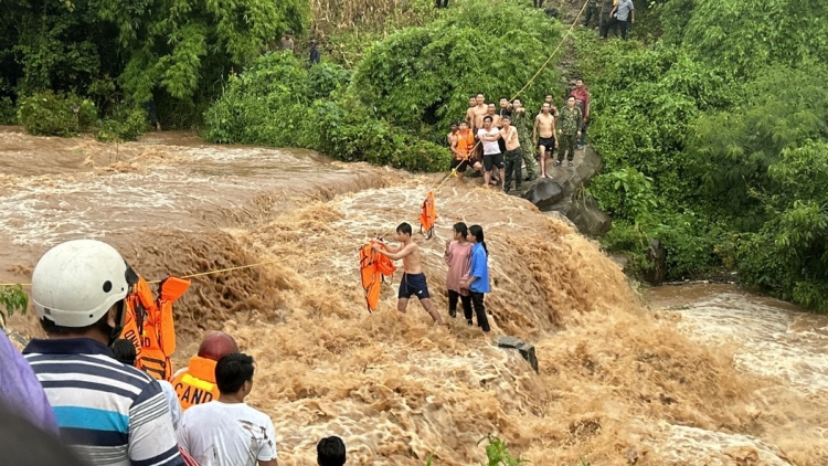 Gia Lai: Tŏng xo tơniăn lĕm 3 ngế kơnốu tro kreăng tung dế têa klông  