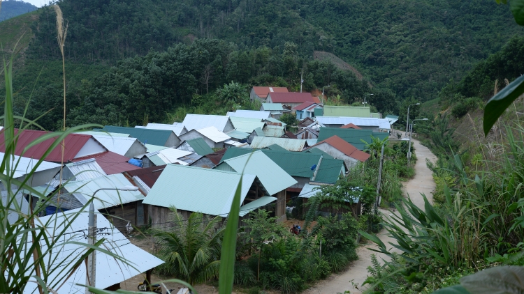 Đông Giang - Têêm ngăn đhị ắt mamông đoọng ha đhanuôr coh zr’lụ buôn vaih tuh bhlong, hr’câh k’tiếc