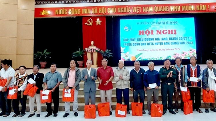 Nam Giang (Quảng Nam) lưm mặt, hơnh deh apêê t’cooh bhươl, ma nuyh bấc ngai chăp coh zr’lụ đhanuôr acoon coh