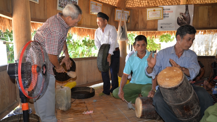 Bhrợ t’vaih Câu lạc bộ sinh hoạt văn hoá ty đanh đhị zr’lụ da ding k’coong, pa tơơi đhanuôr đhị đhăm ắt mamông t’mêê