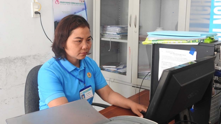 Kon pơlei kon kông tơ̆ Kon Tum mĭnh jơhngơ̆m kiơ̆ Đảng