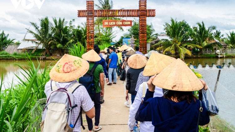 ប្រភេទទេសចរណ៍ធម្មជាតិសហគមន៍កំពុងទាក់ទាញភ្ញៀវច្រើនមកខេត្តត្រាវិញទស្សនា និងសំរាកកាយ។	