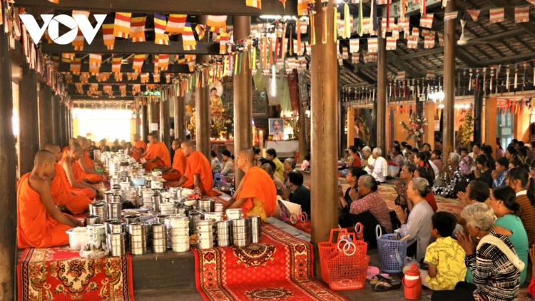 ជនរួមជាតិខ្មែរនៅខេត្តសុកត្រាំងអំណរបុណ្យសែនដូនតាយ៉ាងអធិកអធ័ម។