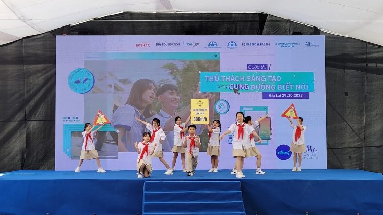 “Tâm rlong mĭn kan ndrel đah trong hăn blău ngơi” ta Gia Lai.