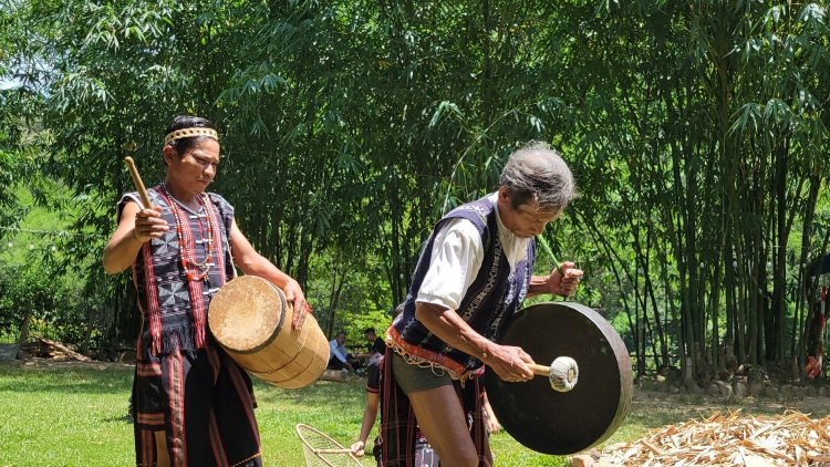 Manuyh t’cooh ta ha lâng bh’rợ zư lêy văn hoá Cơ Tu