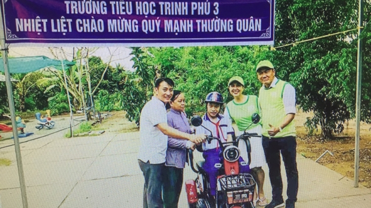 លោកគ្រូម្នាក់បរិច្ចាកដីសាងសង់សាលារៀន។