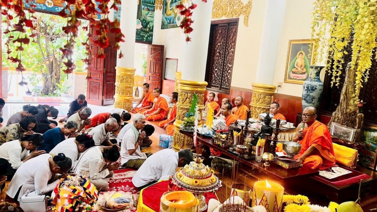 	សែនដូនតា រដូវតបស្នងសងគុណរបស់ជនរួមជាតិខ្មែរនៅភាគខាងត្បូង។