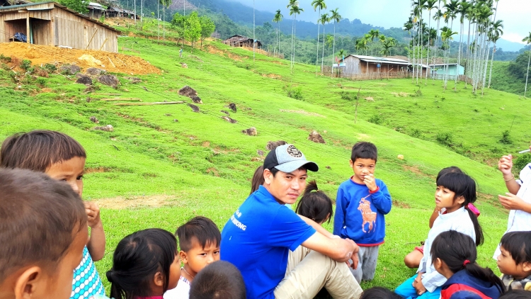 Lấh 20 c’moo ắt pa bhrợ cóh k’coong ch’ngai, thầy giáo lêy p’têết pa zưm bhrợ pa dưr k’noọ 60 đhị trường