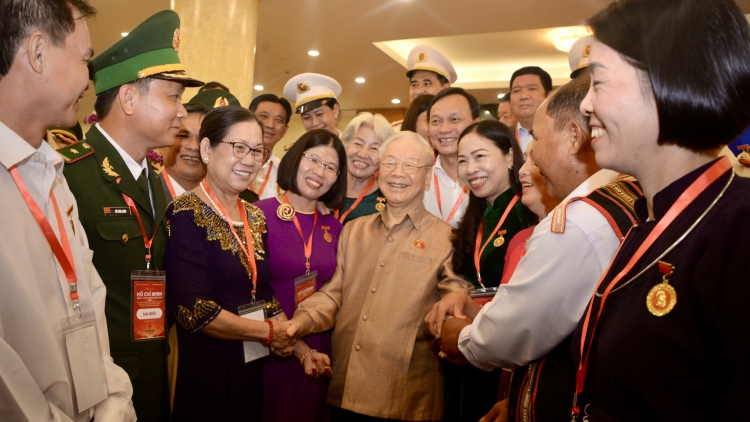 Tổng Bí thư Nguyễn Phú Trọng: Jơhngâm đon ‘lơ̆ng đơ̆ng Ƀok Hô ling lang đei hơdai hăm hơdrĕch hơdrung