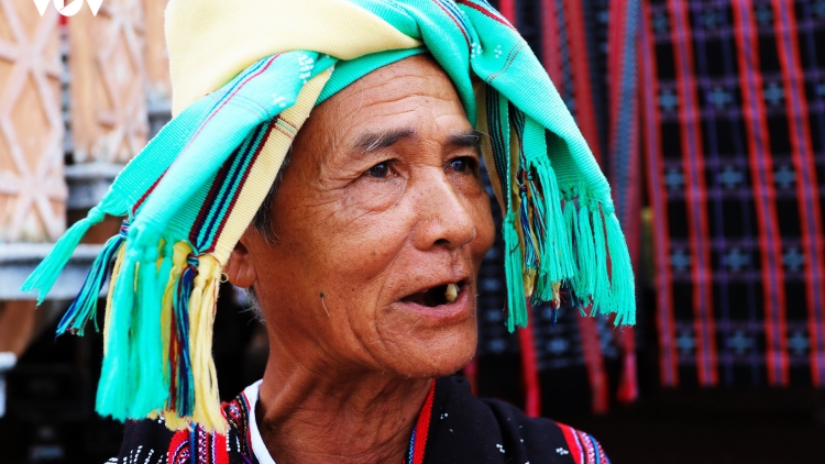 Manuyh vêy bấc ngai chăp coh đhanuôr acoon coh năc “xr’loóc têy dal” âng chính quyền