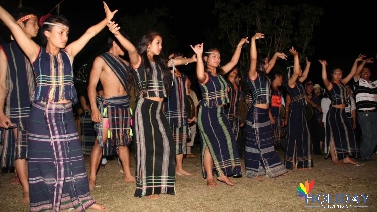 Ràs sa tàm bòn lơgar bơtàu tơngguh jat Bác Hồ