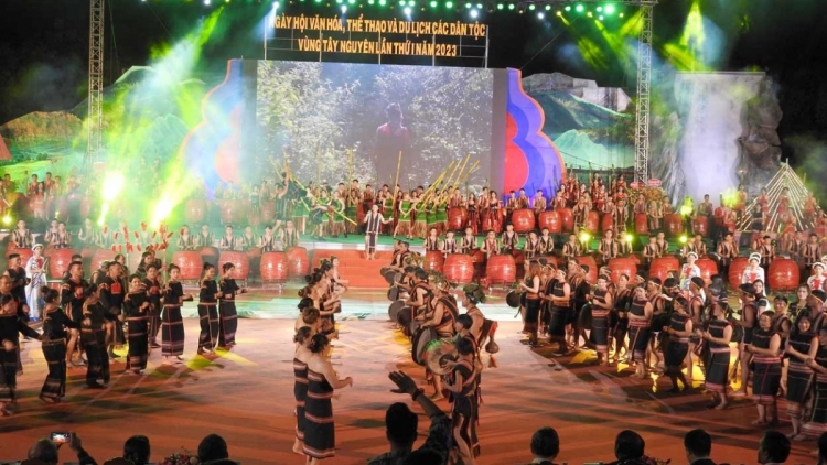 Tơợp bhrợ T’ngay bhiệc bhan “Crâng ca coong Tây Nguyên - K’rong rau chr’năp liêm” đhị Kon Tum