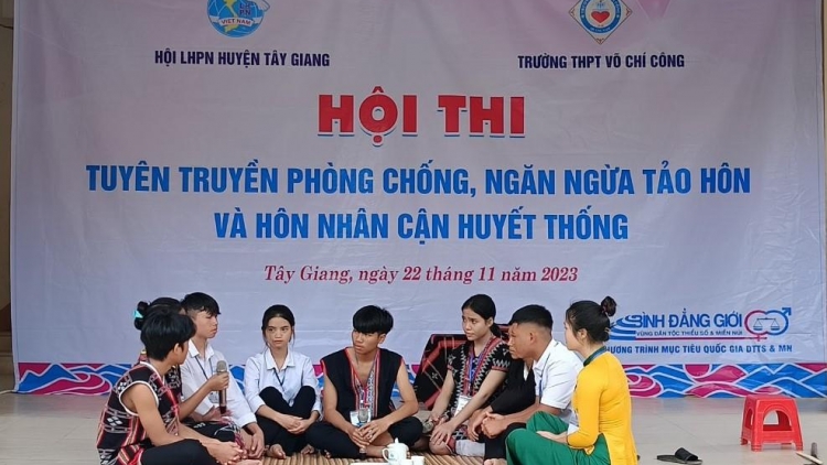 Tây Giang (Quảng Nam): 100 học sinh ting pấh hội thi xay moon đắh zêl cha groong tr’pay diịc điêl cắh tước c’moo lâng crêê đhi noo bhúh xoọng