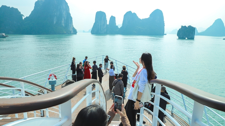 Êpul bi ala gưl dlông mơ̆ng China nao čhưn ti Kplang Hạ Long