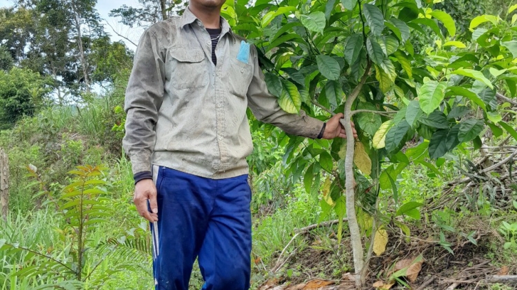 Đảng viên ti krĭng dlông Quảng Nam đru mnuih ƀuôn sang Kơ Tu tlaih ƀun.