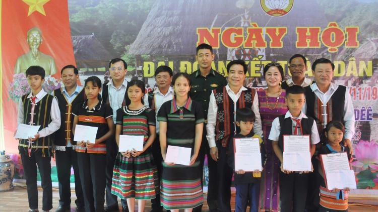 Đồn Biên phòng Cửa khẩu quốc tế Nam Giang đớp băn par, zooi 3 học sinh lưm tr’mung pa bhlầng k’đhap k’ra